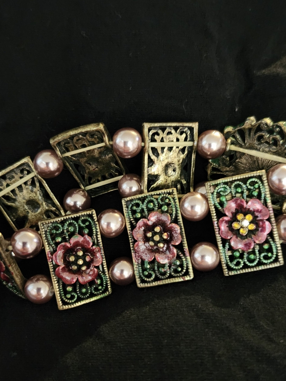 Vintage-Inspired Floral Pearl Stretch Bracelet - Pink and Green